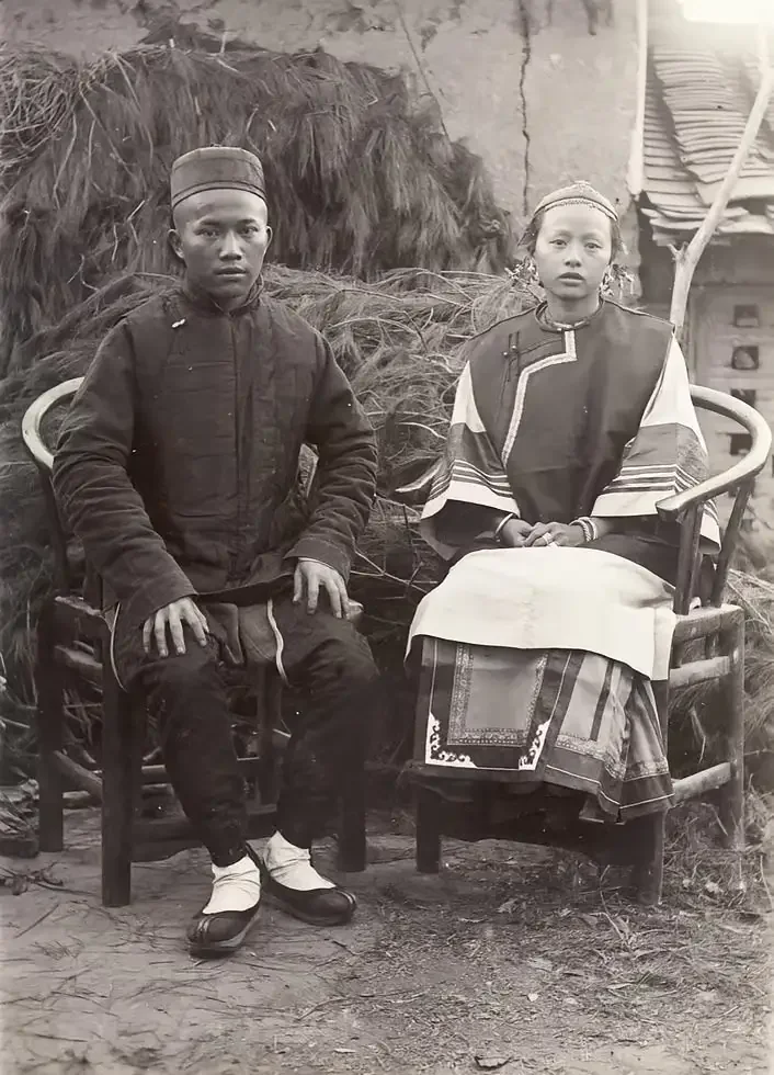 清朝夫妻 清末一对年轻夫妻坐在房屋前的圈椅上。历史老照片