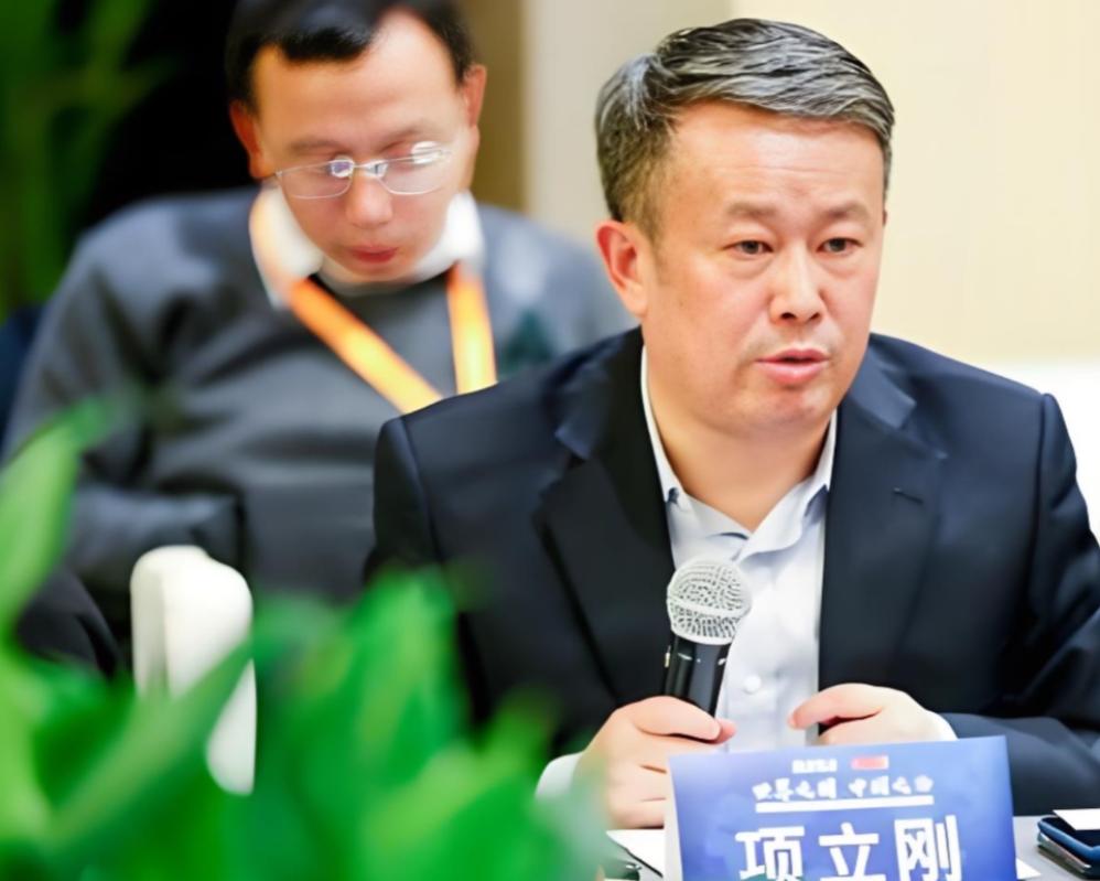 项立刚反对在美国混不下去的人回国摇身一变就成了中国坐上宾，这种人一生都奉献给了美