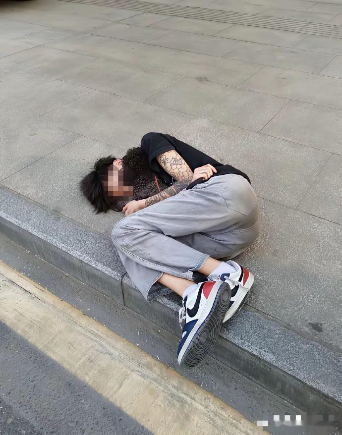这小帅哥谁知道经历了什么，有人在围观讨论。说是有心理疾病。不管是什么原因都要好好