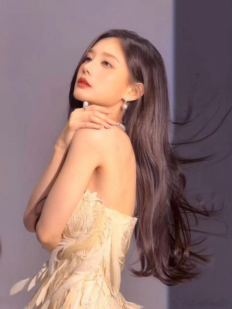 李一桐生日莲花灯起火了 小小乌龙转瞬即逝，不影响生日的美好，新岁万事顺遂就好。 