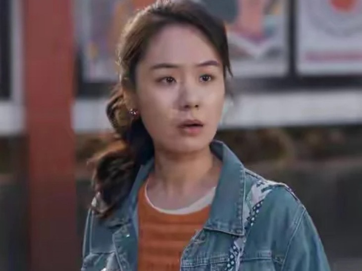 又一个星二代《小城大事》里，理发店的姑娘王丽丽，喜欢上了镇书记郑德诚。王丽丽的饰