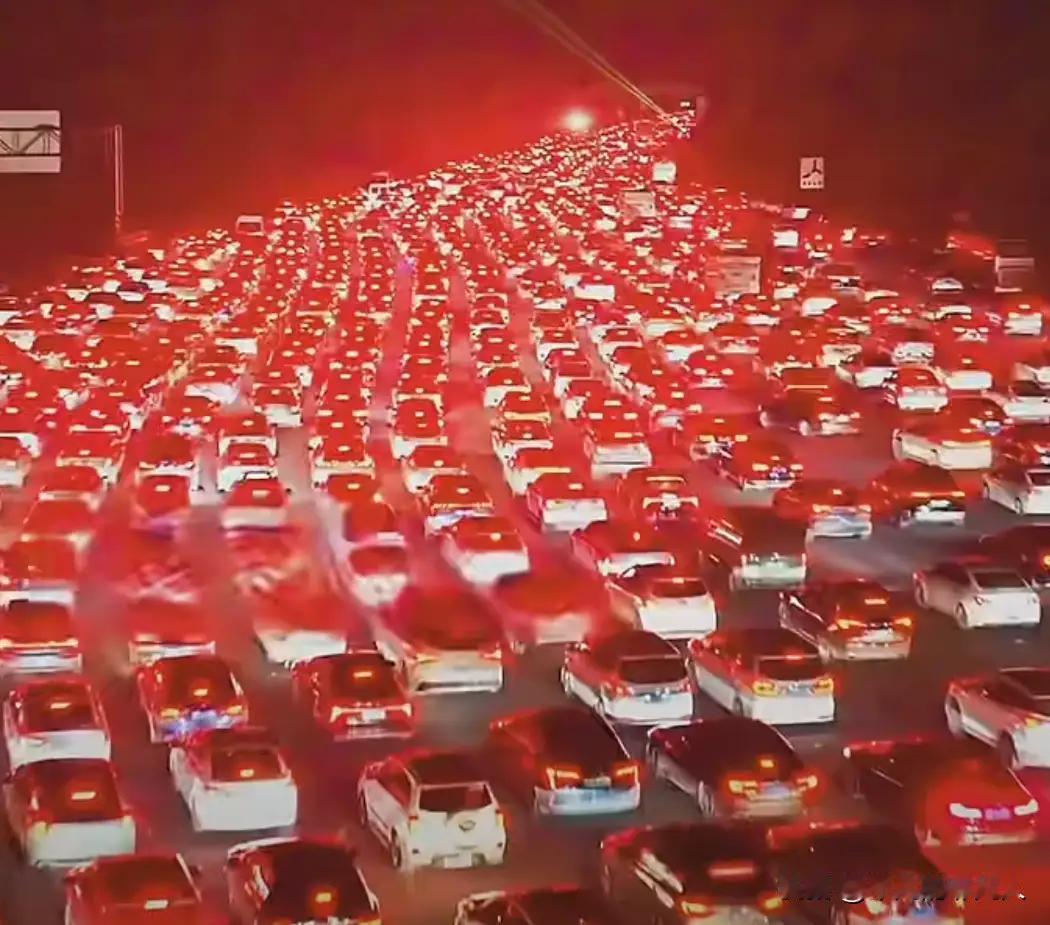 随着国庆假期的逐渐结束，10月7日晚上21：00，迎来了返程的高峰期。这一刻，成