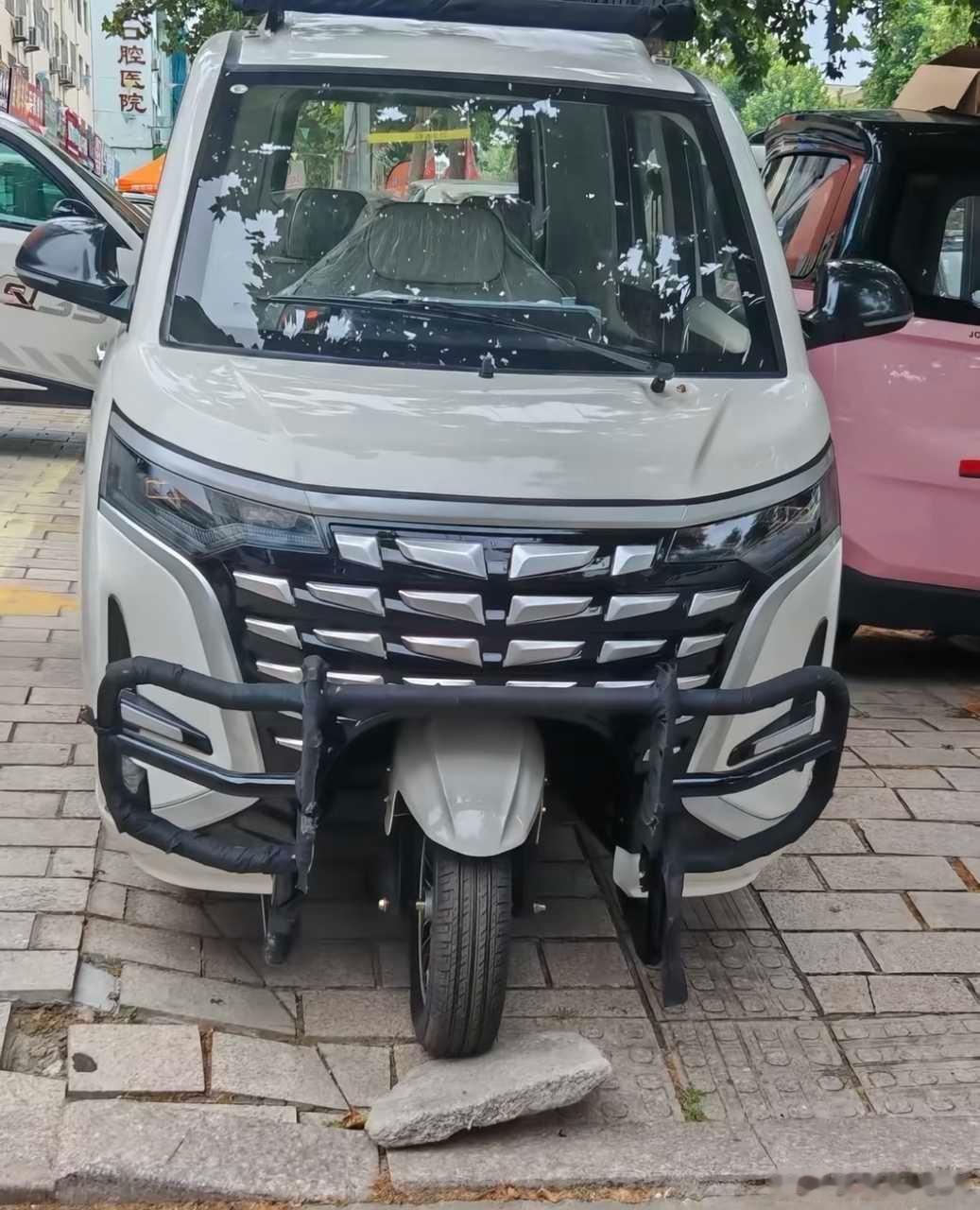以前老头乐只抄宾利、保时捷，主打一个花小钱装大款。现在画风变了——海鸥被仿成“B