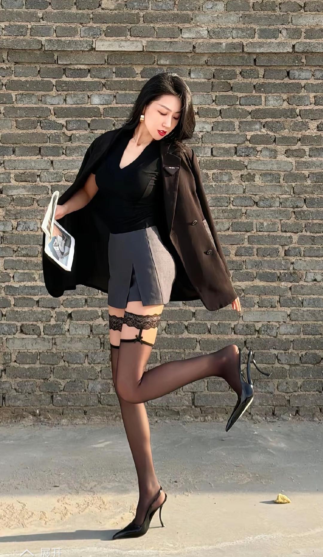 生活百般滋味
笑着面对疲惫
人心换不来心
真心最是寒心
日子过得很累
没人能够体