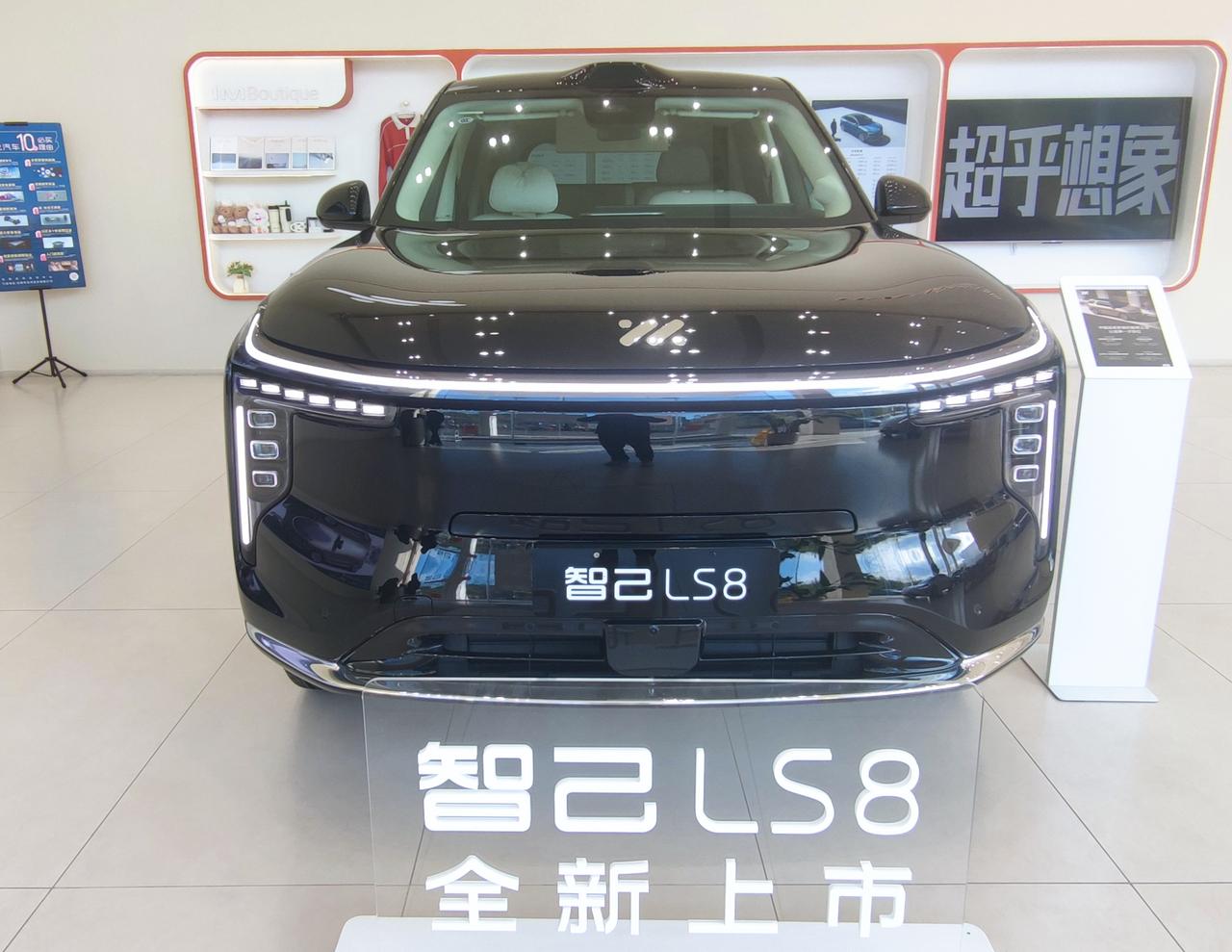 跨时代科技旗舰《智己LS8》
  智己LS8是中大型科技旗舰增程SUV定位25-