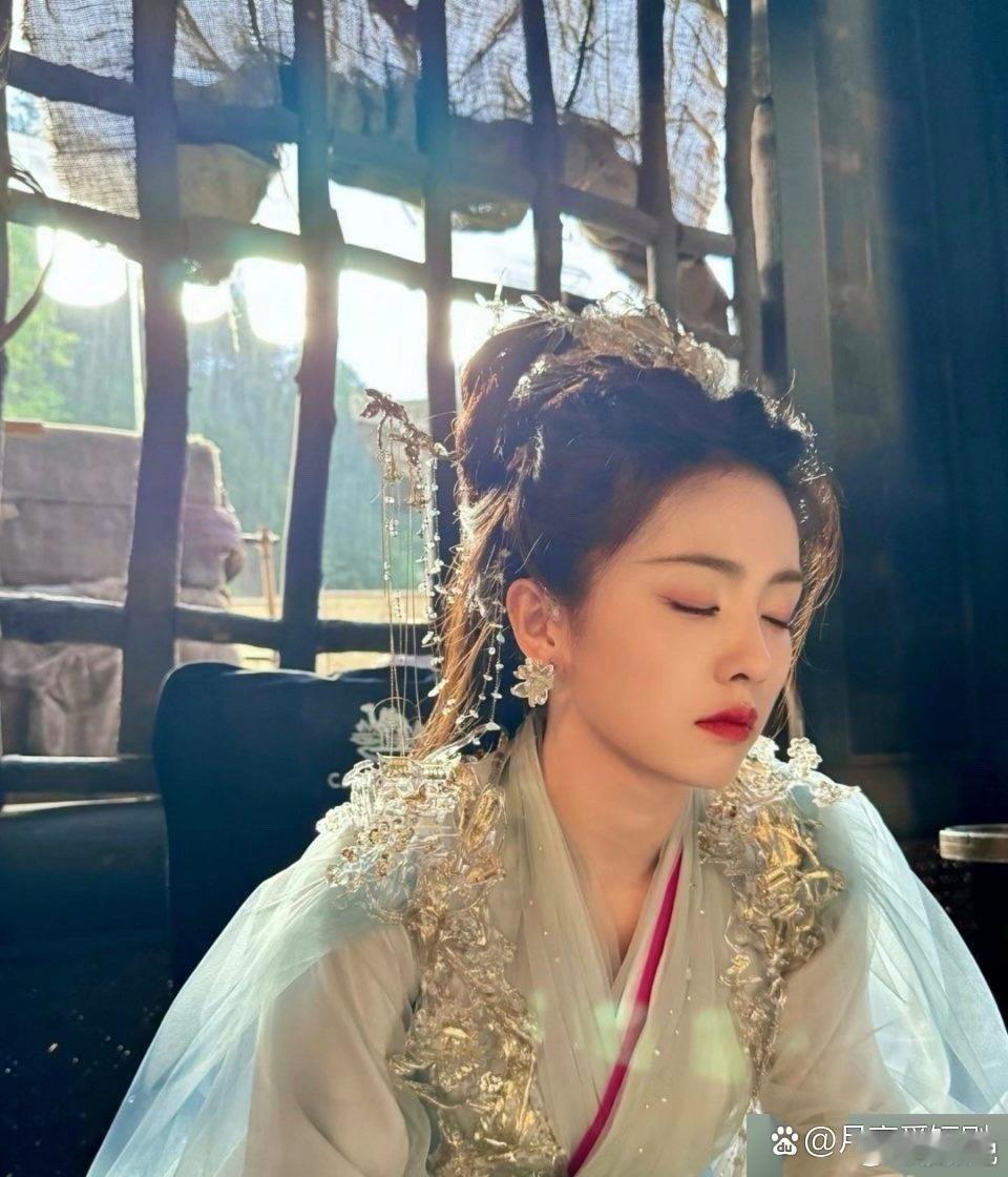 白鹿现在真的美 美的不讲道理 ​​​