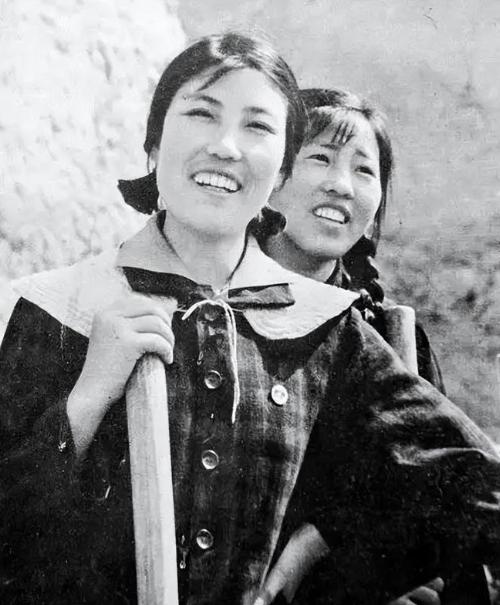 1980年，33岁的郭凤莲被叫进大寨党支部办公室。上级来人念了一份调令：免去大寨