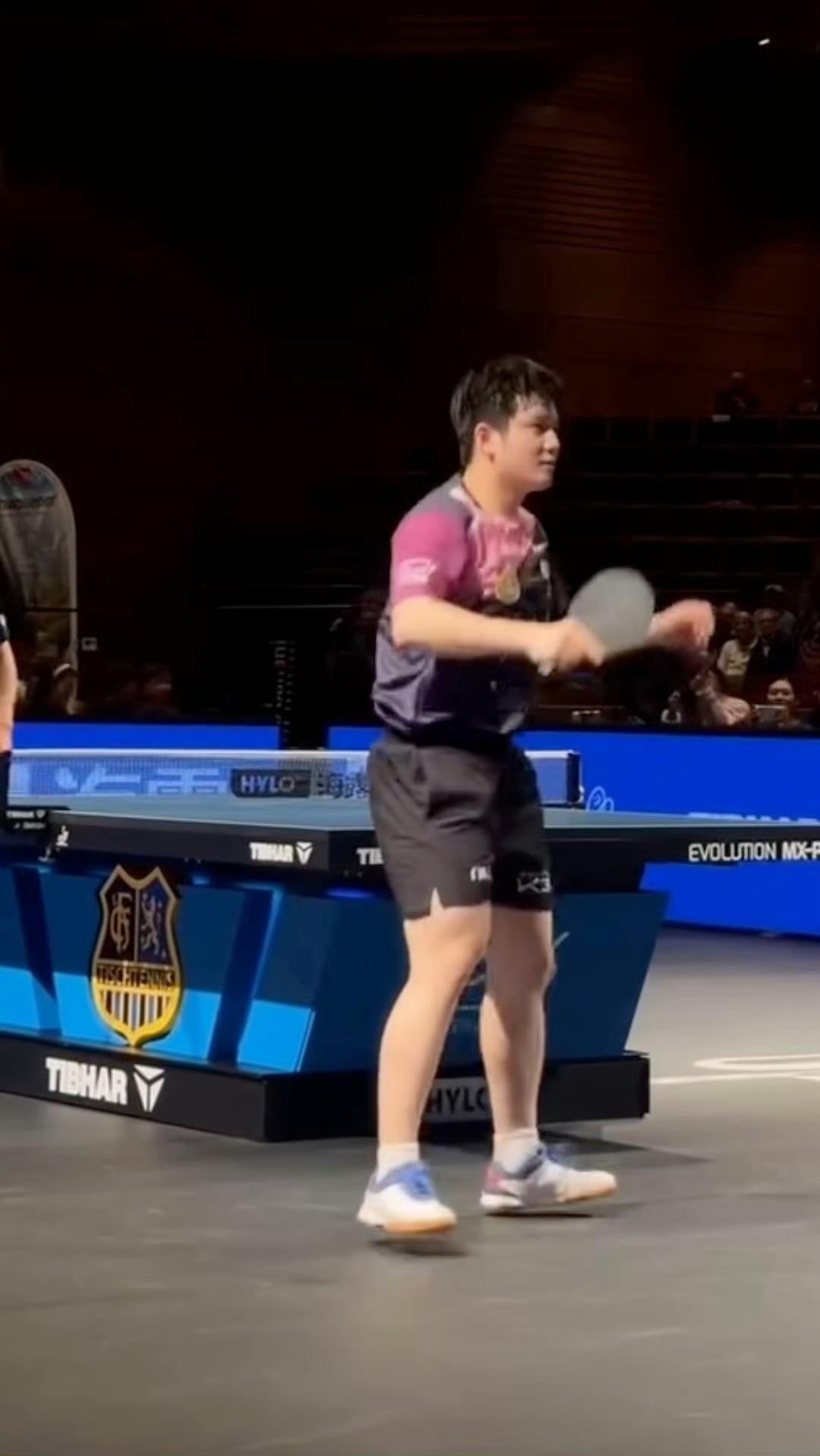 欧冠第16强回合，樊振东代表萨尔布吕肯第一盘出战，结果3-0速胜霍多尔斯基，取得