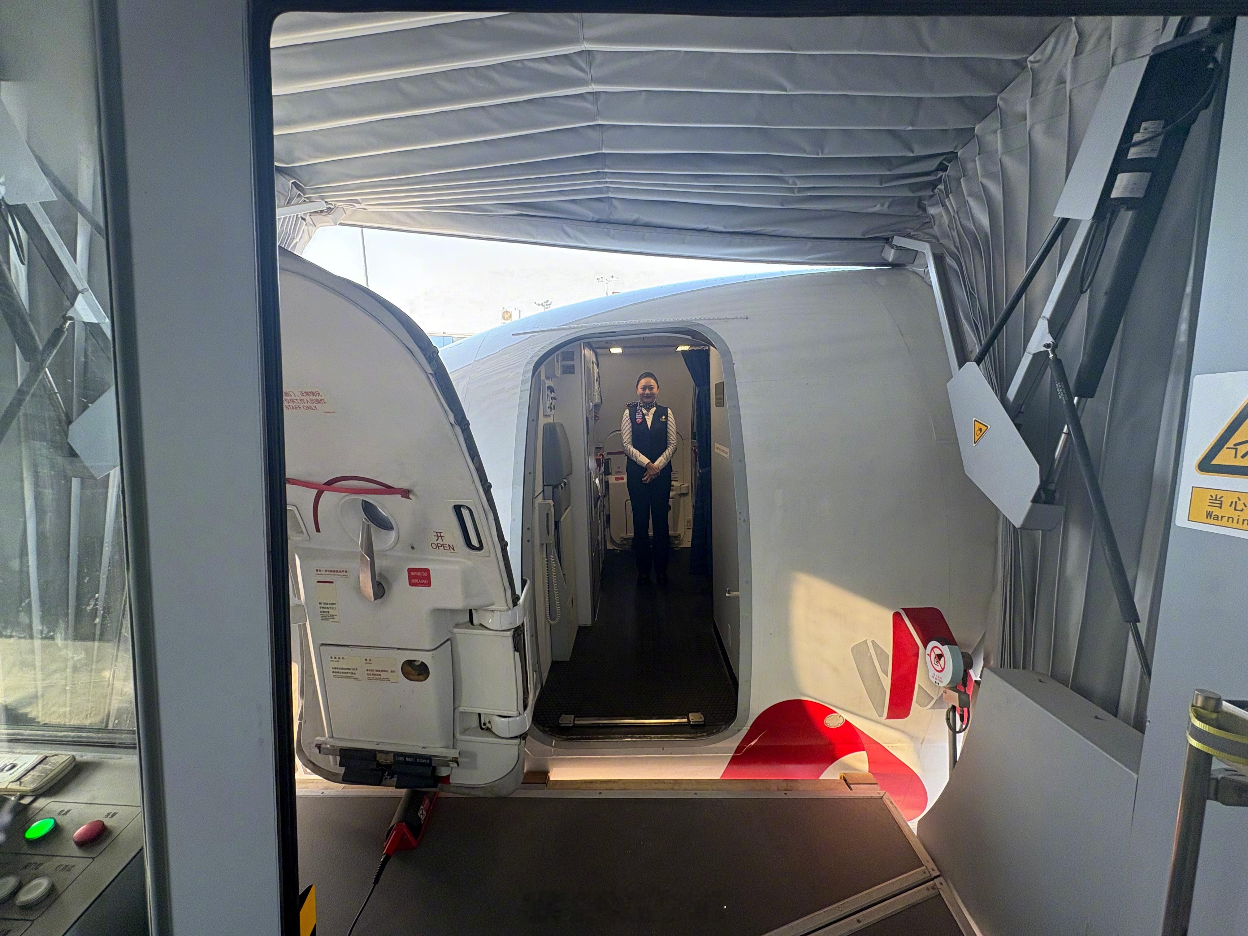 今天在徐州观音国际机场搭乘华夏航空的C909，给了廊桥登机。目前越来越多运行90