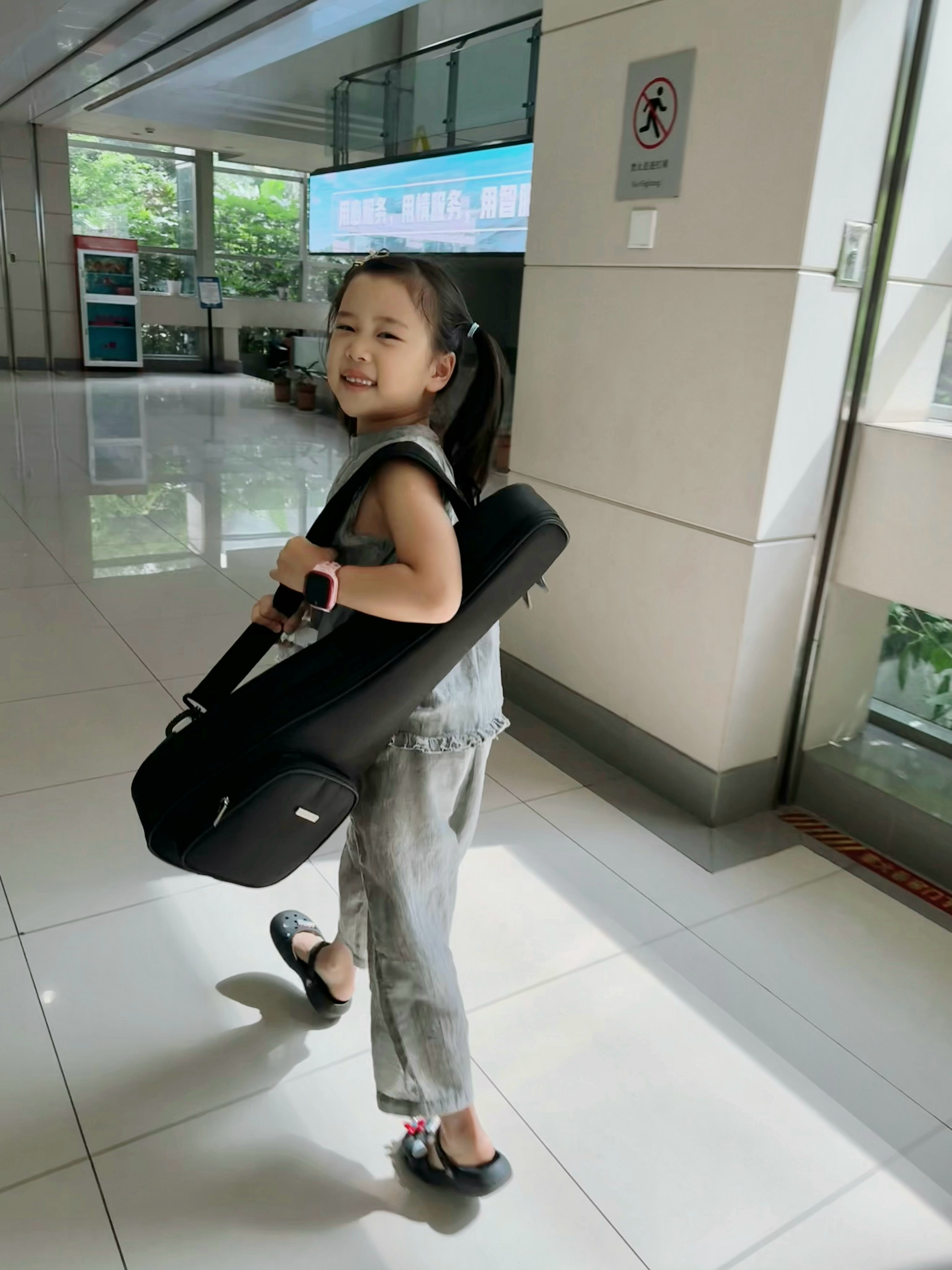朋克少女的假期生活，来接受艺术熏陶了🎸 