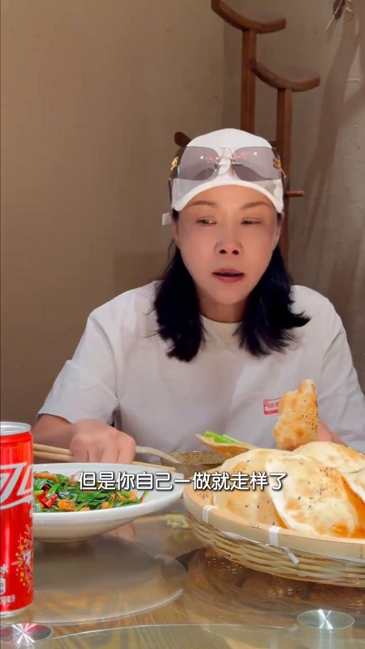 跟着结婚一天吃八顿。
大家好，我是钱震。今天又出门来找乐子来了，因为北京的春天真