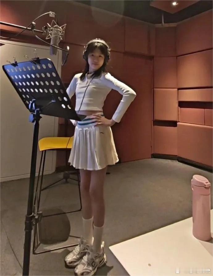 陆毅的女儿15岁的贝儿初中毕业了，身材喜人整体比例非常优越，估计又是一颗冉冉升起