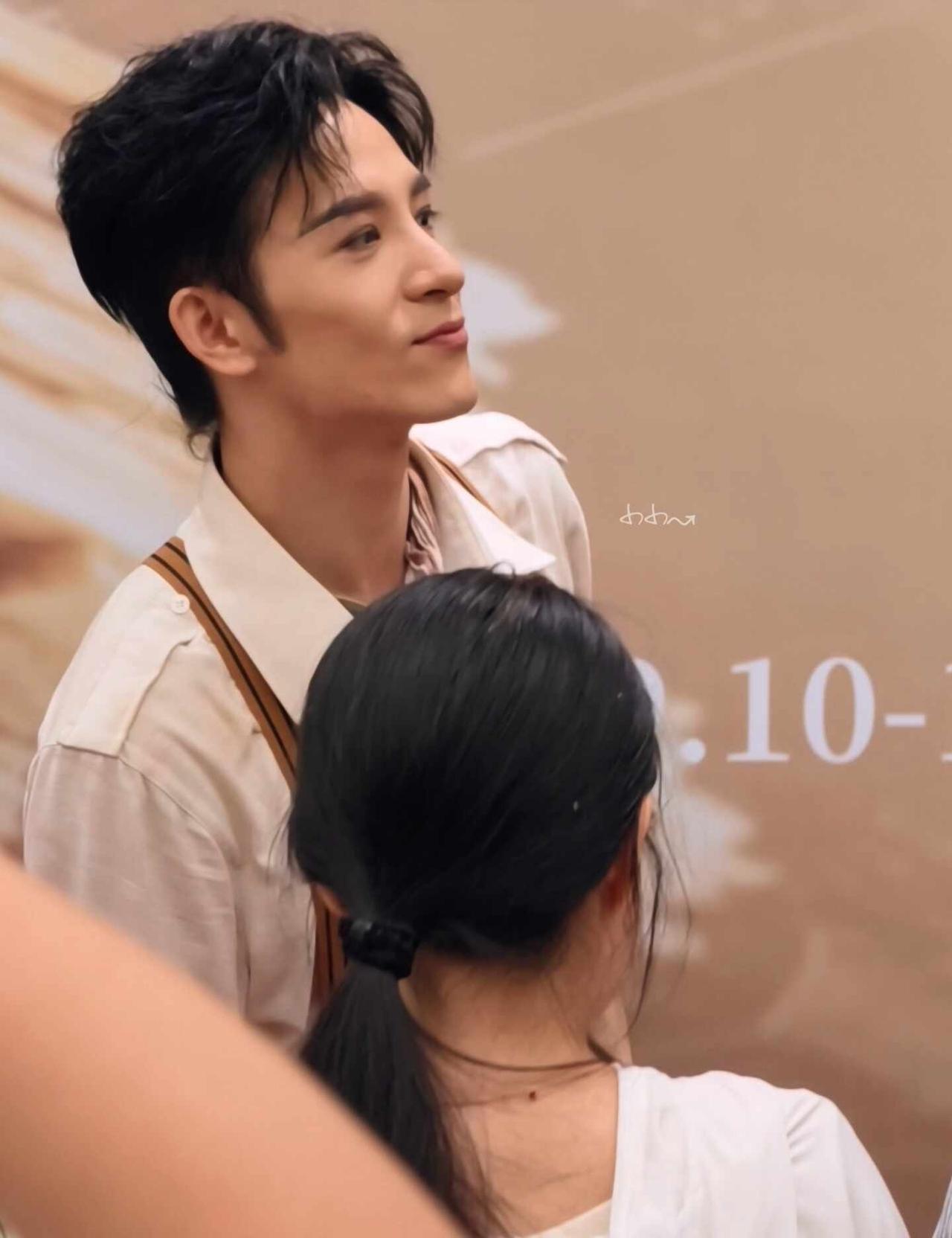就是突然的小狗探头
是我好久好久没看到的翰子了
舞剧栋梁