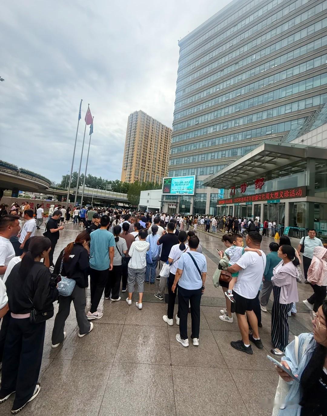 今天来到了传说中的“亚洲最大医院”——郑州大学第一附属医院，果然名不虚传，大楼很