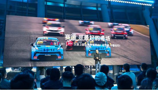 韩东君与领克03家族忠于热爱领克03家族上市10.38万元起成都这周末成了性能车