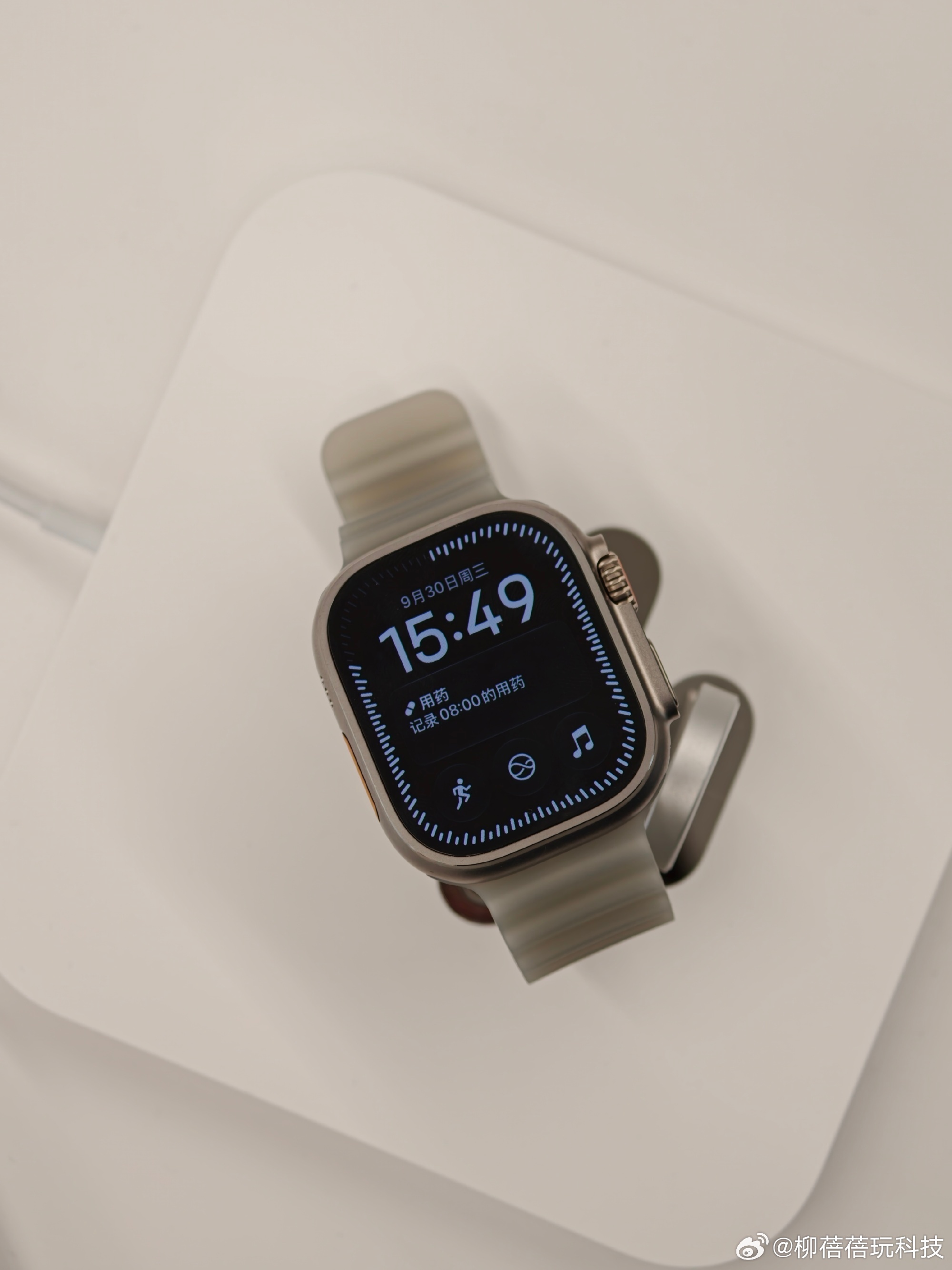 Apple Watch Ultra 新款海洋半透表带很棒，比之前更软，戴着也更舒