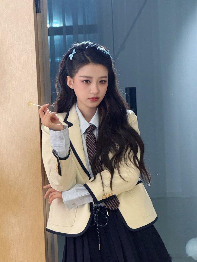 孙怡说站上台就有PTSD虽然但是，看到她一边PTSD一边还是硬着头皮上，突然有点