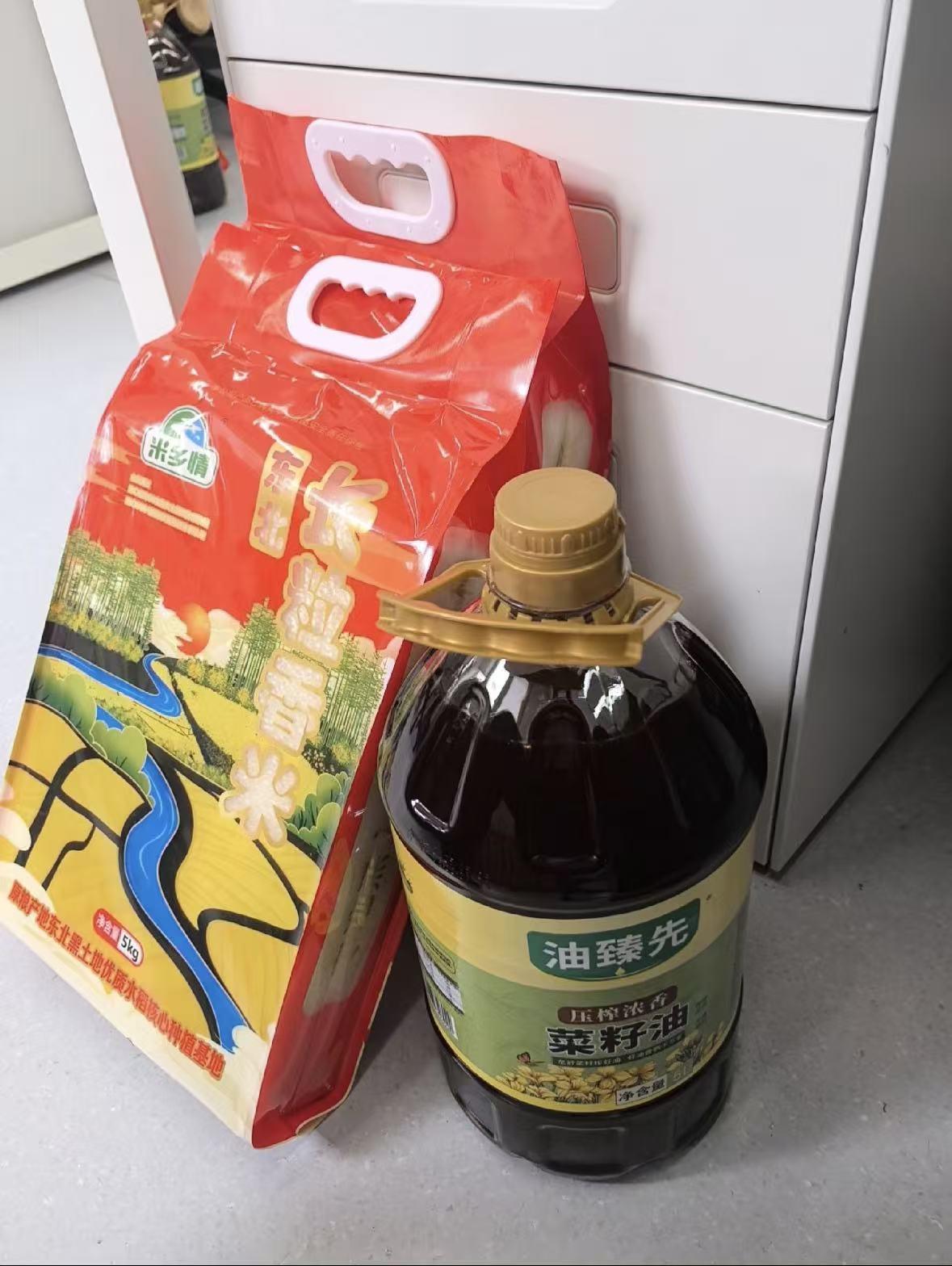 国庆前两天我去了一趟信用社。门口摆着红纸牌子，写着存定期送东西。
我存了八万，三