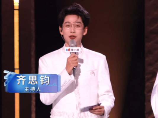 齐思钧嗓子还好吗蹲浪姐直播除了看姐姐们的舞台之外，最想做的事就是给齐思钧隔空投喂