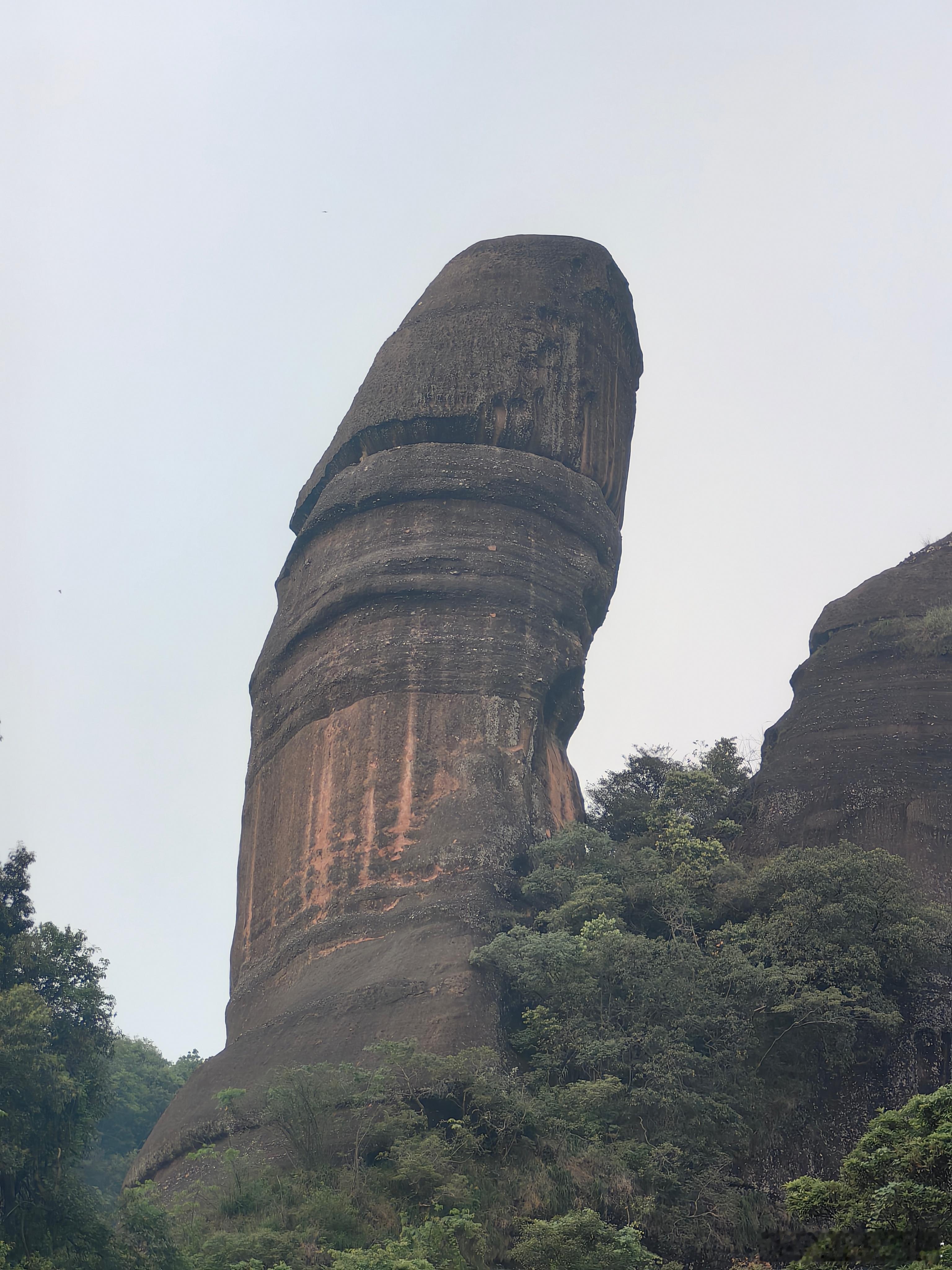 韶关 韶关丹霞山是丹霞地貌的命名地，其中的阳元山和阴元山是核心景点。丹霞奇貌