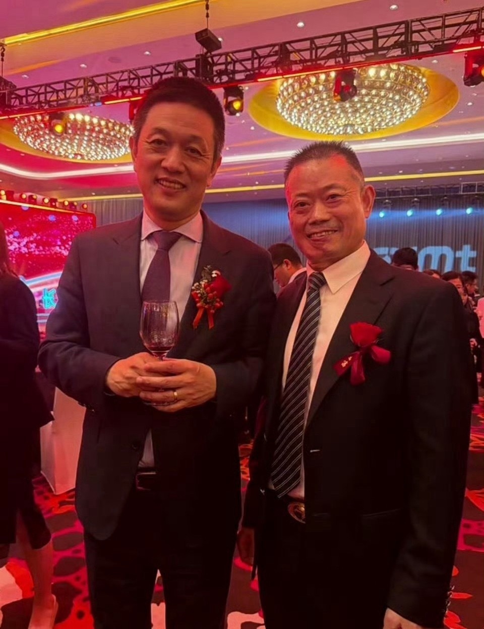 长鑫科技昨晚在上海办上市答谢宴，李斌亲自到场。蔚来通过IPO战略配售投了1.58