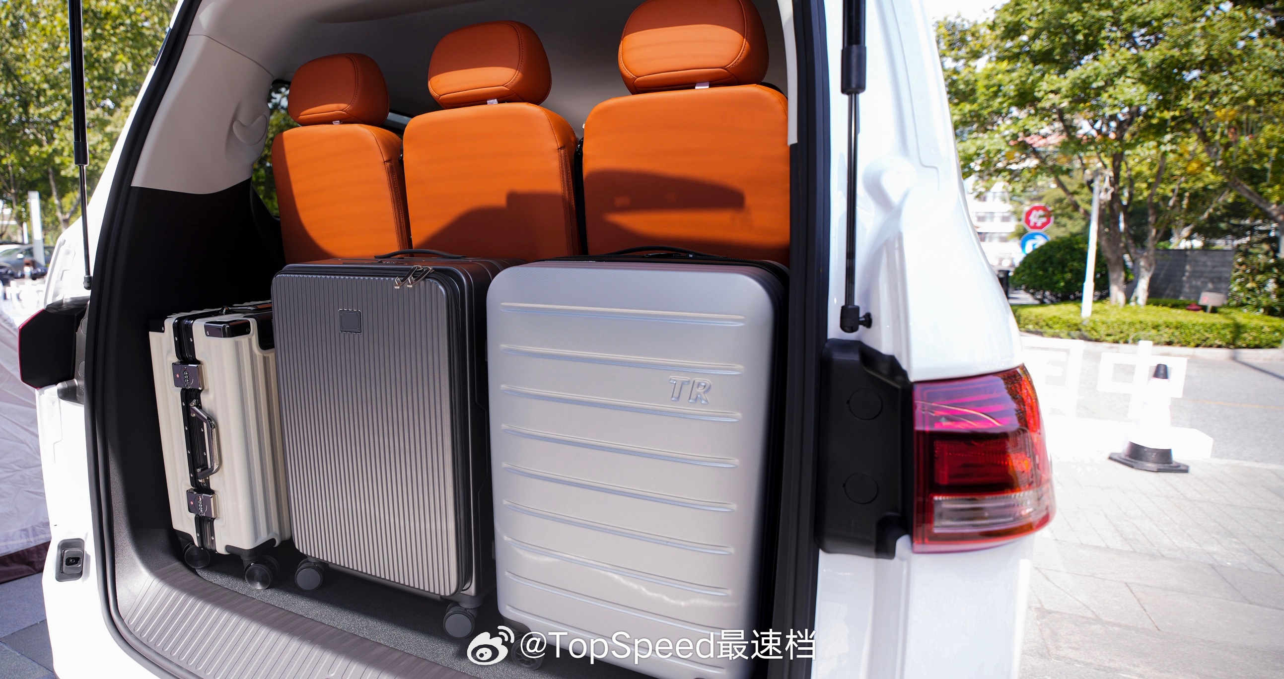 锐胜M8九座版上市了，纯电18.28万起，CNG版11.98万起。这台车瞄准的就