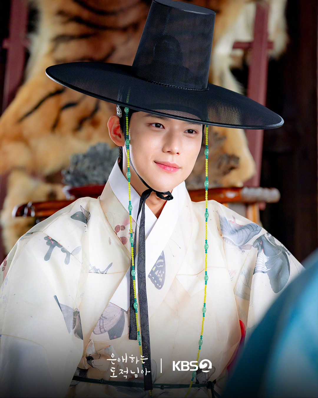 KBS新周末剧韩剧恩爱的盗贼大人 公开文相敏 剧照。该剧讲述偶然成为盗贼的女人和