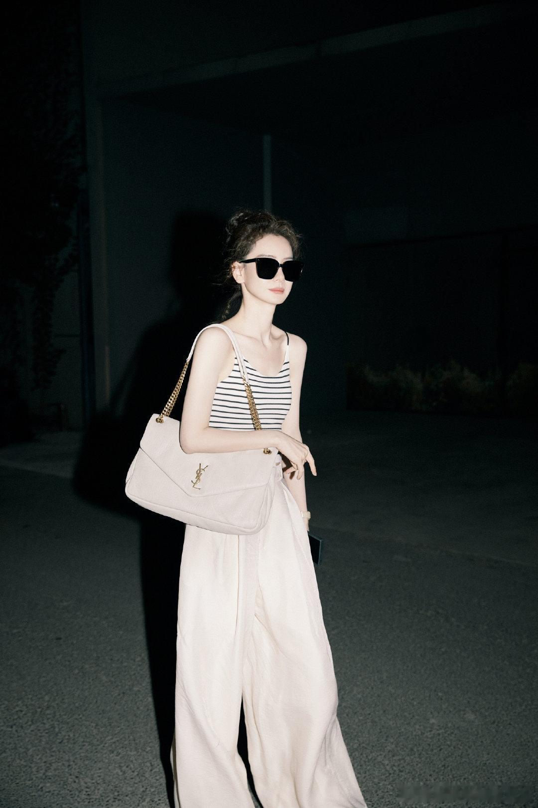 #戚薇头上趴的那坨熊太bang了# 戚薇的穿搭总是那么有特色，这次的小熊配饰更是