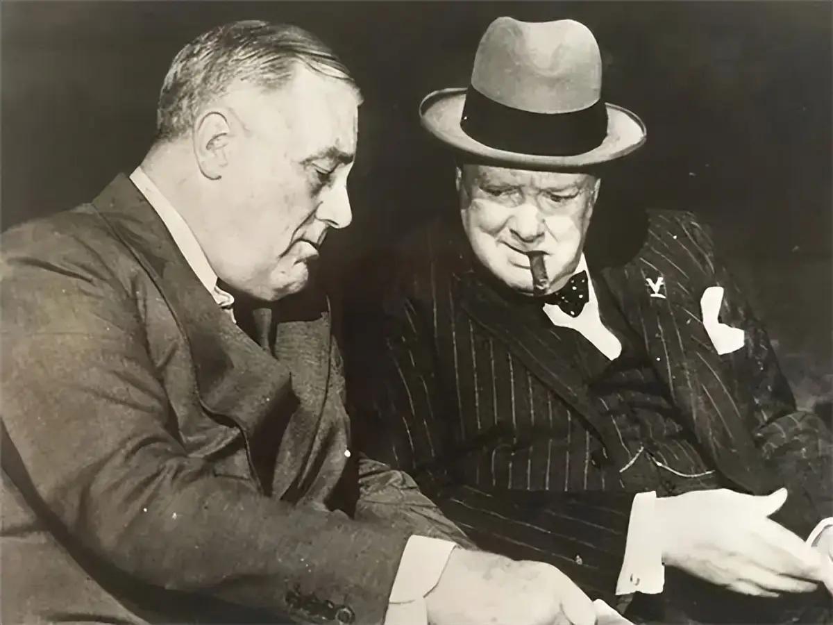 1941年，英国首相丘吉尔和美国总统罗斯福在大西洋巡洋舰上会晤，签订了《大西洋宪