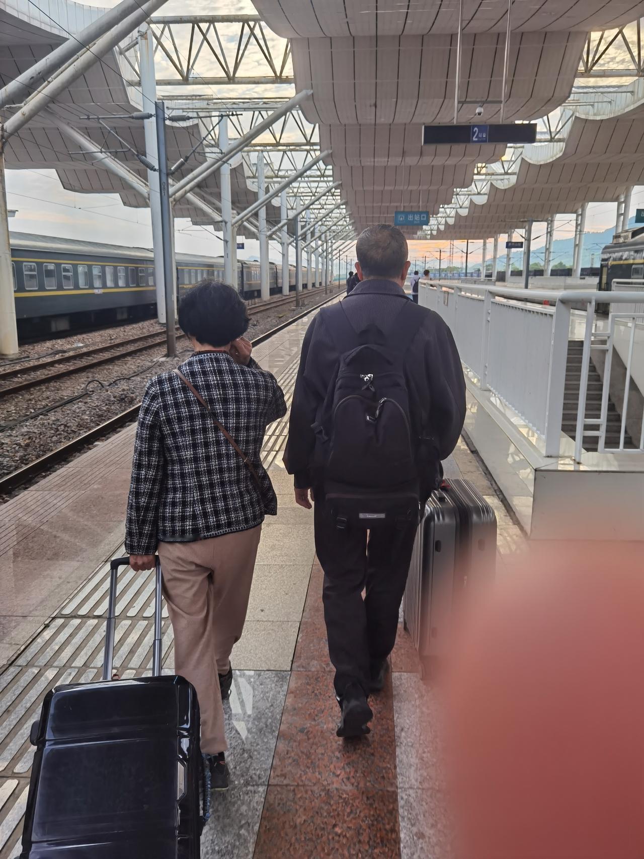 井冈山之旅多亏了火车上的一对热心夫妇。六点火车到达井冈山站，我跟着他们坐上了大巴