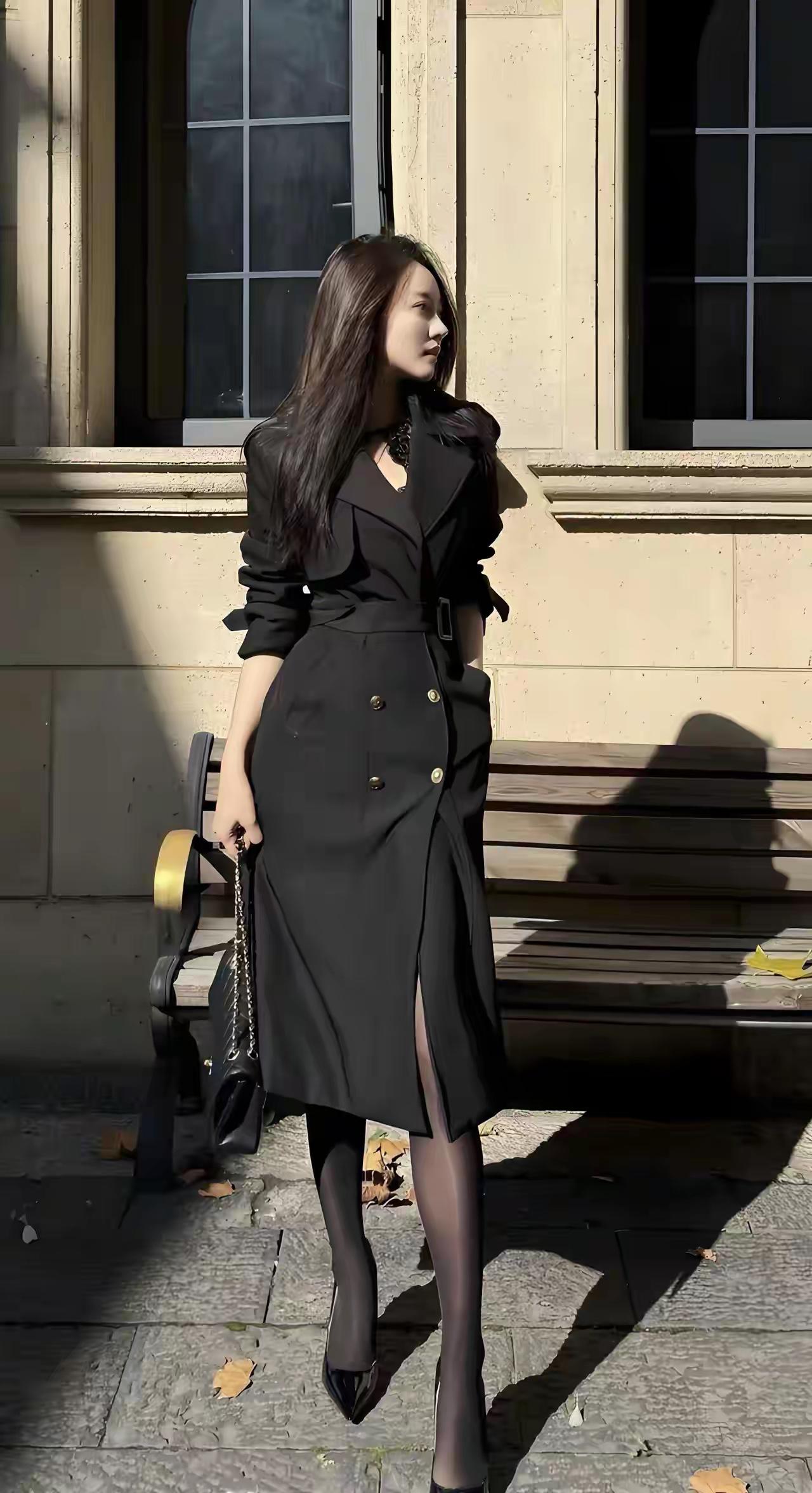 黑衣伊人倚窗立，秋风拂面意自闲