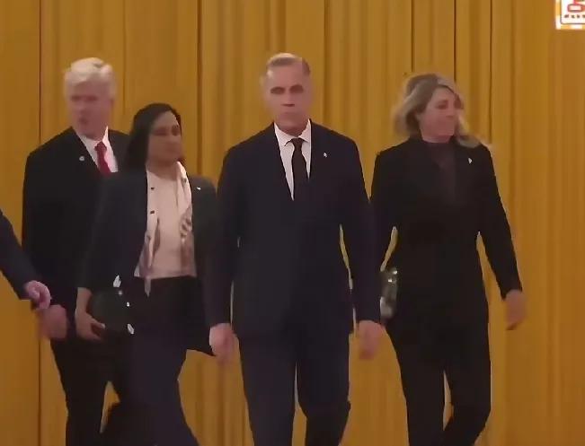 加拿大总理卡尼此时来中国，其实是有点晚。
过去西方把组织当国家来看待，以为加入组