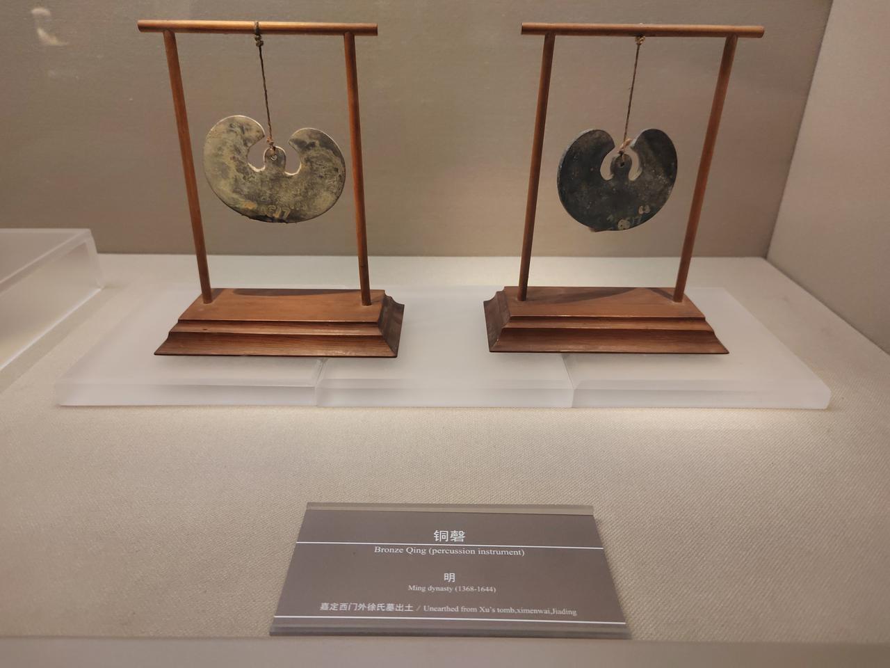 我小时候喜欢明星粘贴，省下零花钱买了好多张，舍不得贴，都放在一个月饼盒里，只是当