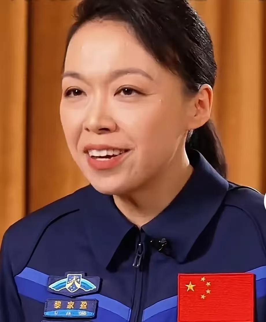 黎家盈自报家门那一下，真的把我看乐了。
别人在出征仪式上，大多是一脸严肃，甚至带