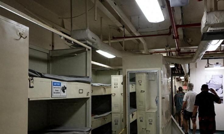 一艘号称全球最强的核动力航母，竟被一场“洗衣房火灾”困住整整 36 小时，这究竟