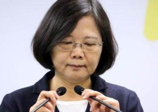 蔡英文曾经罕见表示，我是台湾人并没有错，我是中国人，因为我是念中国书长大的，受的