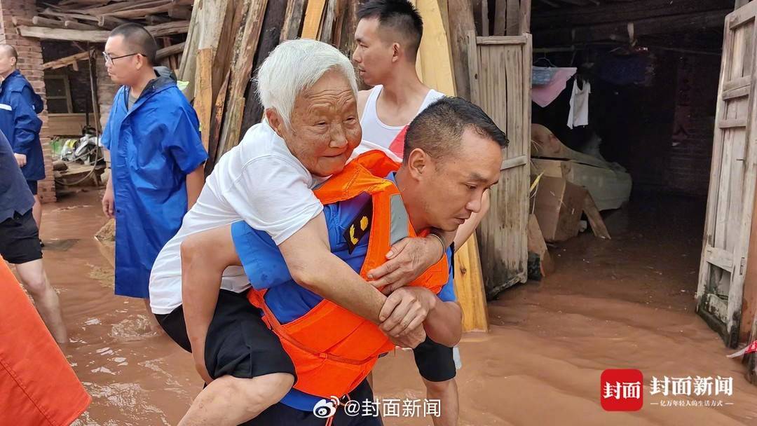 【#救援队用腿当梯子助受困者上船#】#看见正能量#7月13日，四川内江。东兴区境