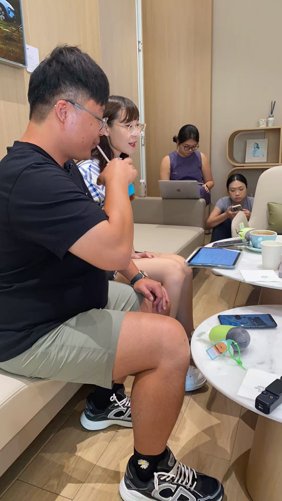 牛屋周末看车的人可真多啊。今天在牛屋做了场直播，效果还挺好，感觉关注ES8的人超