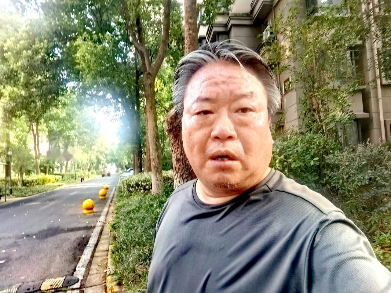 昨天颇累，也有成果。熔断十年再添一篇我的社交媒体生涯，初稿完成，14000余字。