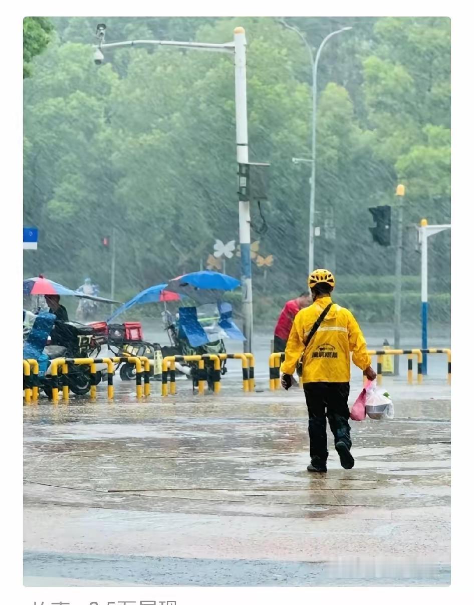 太意外！上海一外卖小哥送餐迟到半小时，顾客开门就要骂人！结果小哥从怀里掏出一个塑