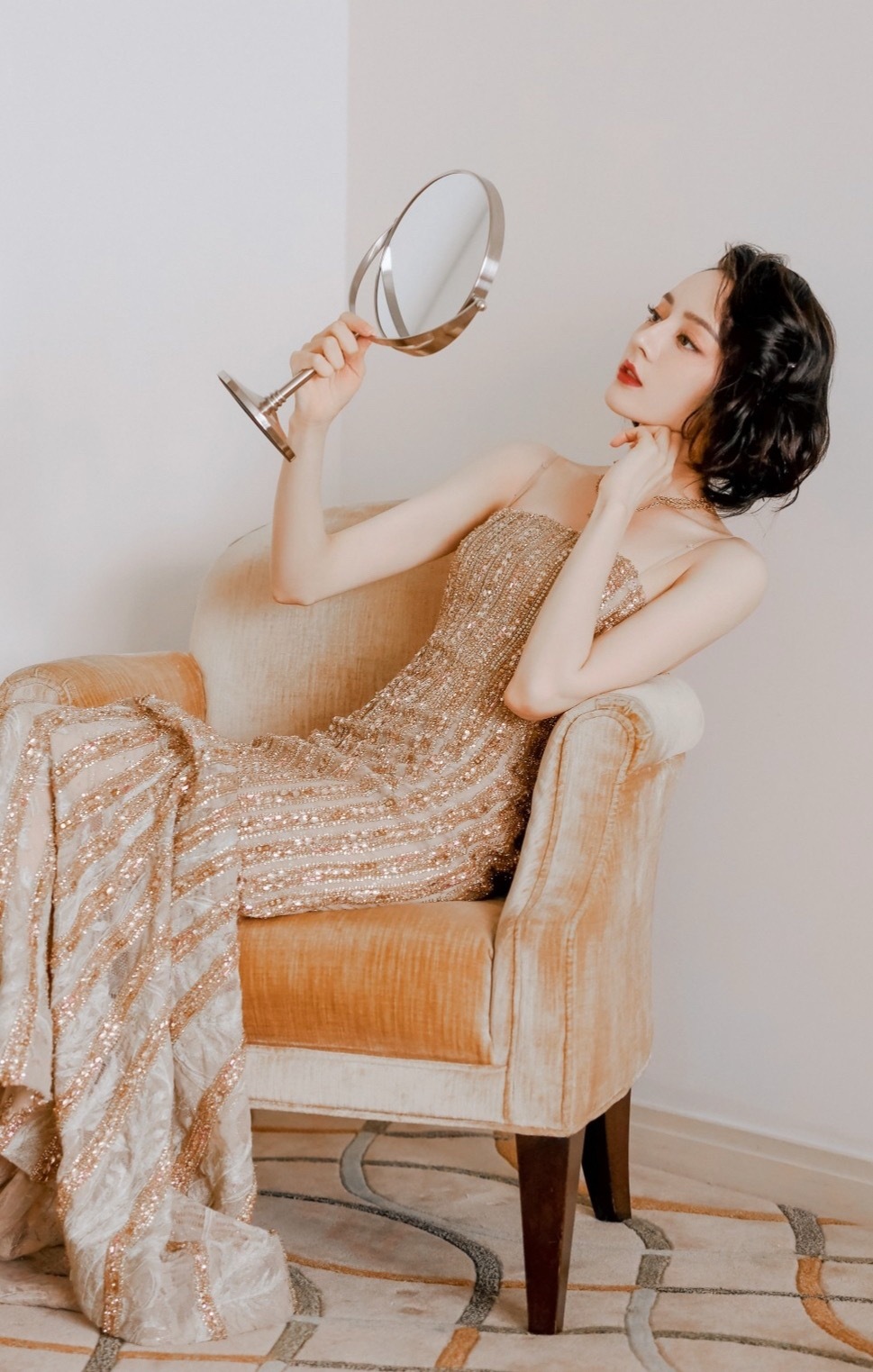 热巴米金色吊带裙大片刷屏，浓颜天花板为何总能精准击中大众审美？ 
