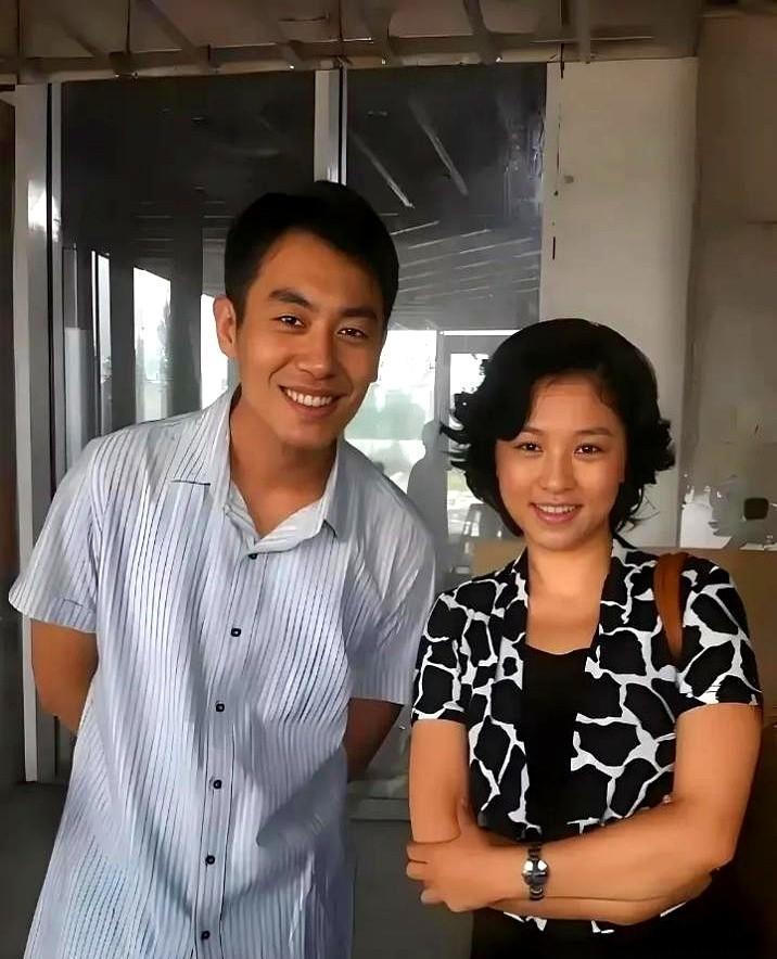 朱亚文冲过去喊了声“老妹儿”，魏小军没回头，手还指着镜头——那笑容，是20年前排