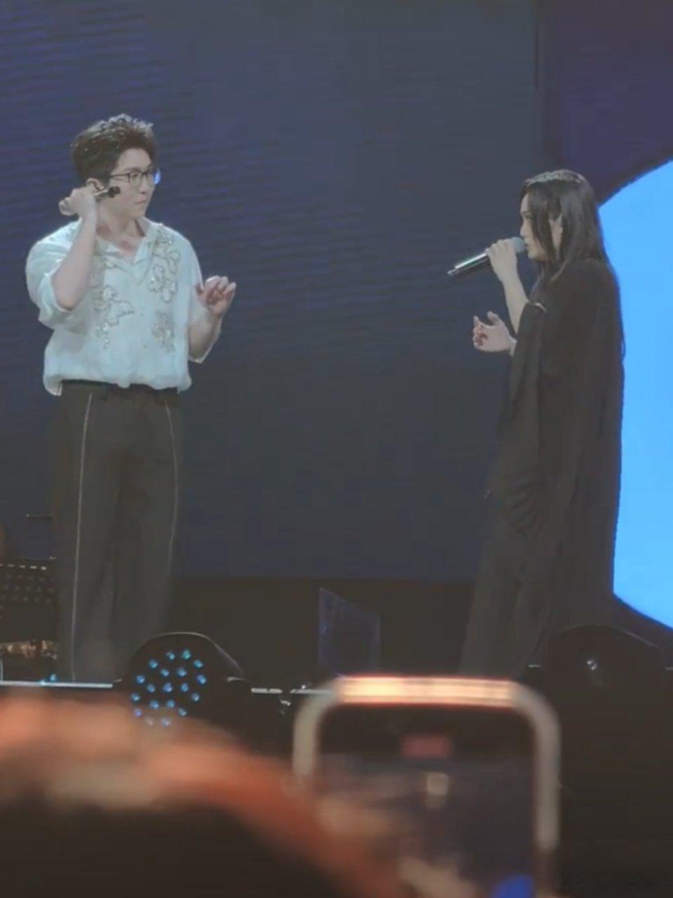 毛不易北京演唱会嘉宾是徐佳莹 去年徐佳莹演唱会嘉宾是毛不易，今年毛不易演唱会嘉宾