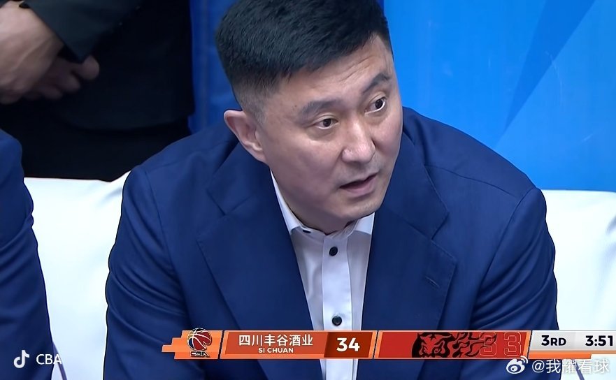 抬手就有！陈家政这三分球投得够坚决，轻松破掉四川的联防，小伙子目前已经飙进3记三