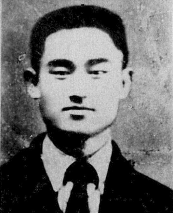 1950年冬天，上海逸园内数万人齐聚，对两名罪大恶极的犯人进行公审。远在台湾的杜
