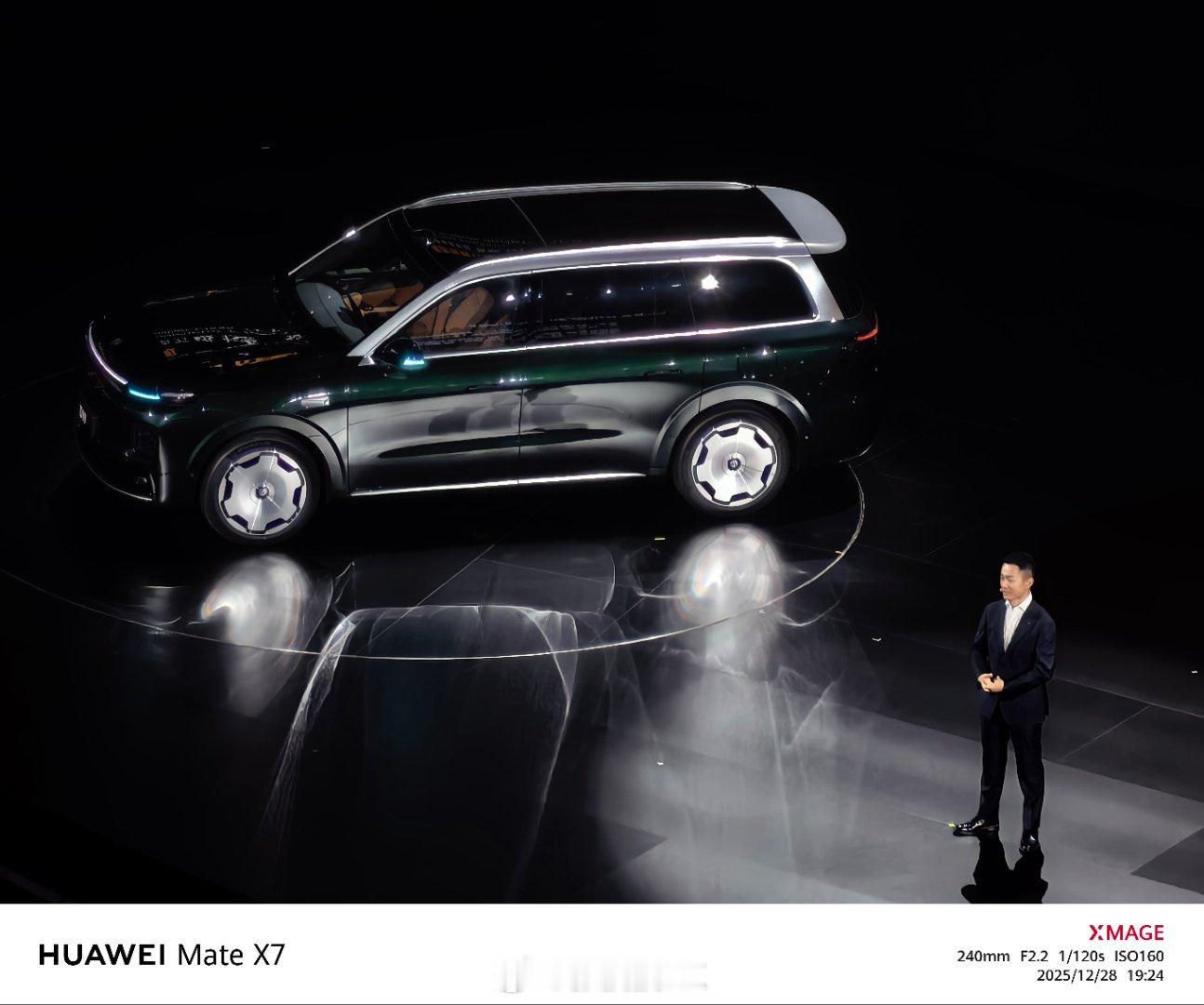 上台了，讲零跑十周年献礼之作零跑D19，可以说是厚积薄发的结晶。车和人都帅！ 