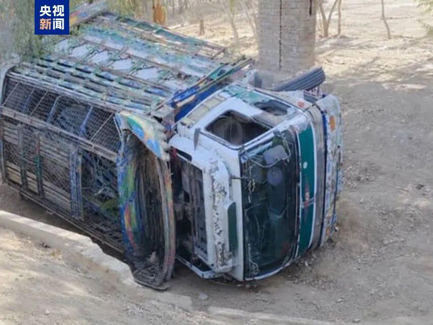 【阿富汗发生卡车侧翻事故，已造成22人死亡、36人受伤】
当地时间30日，阿富汗