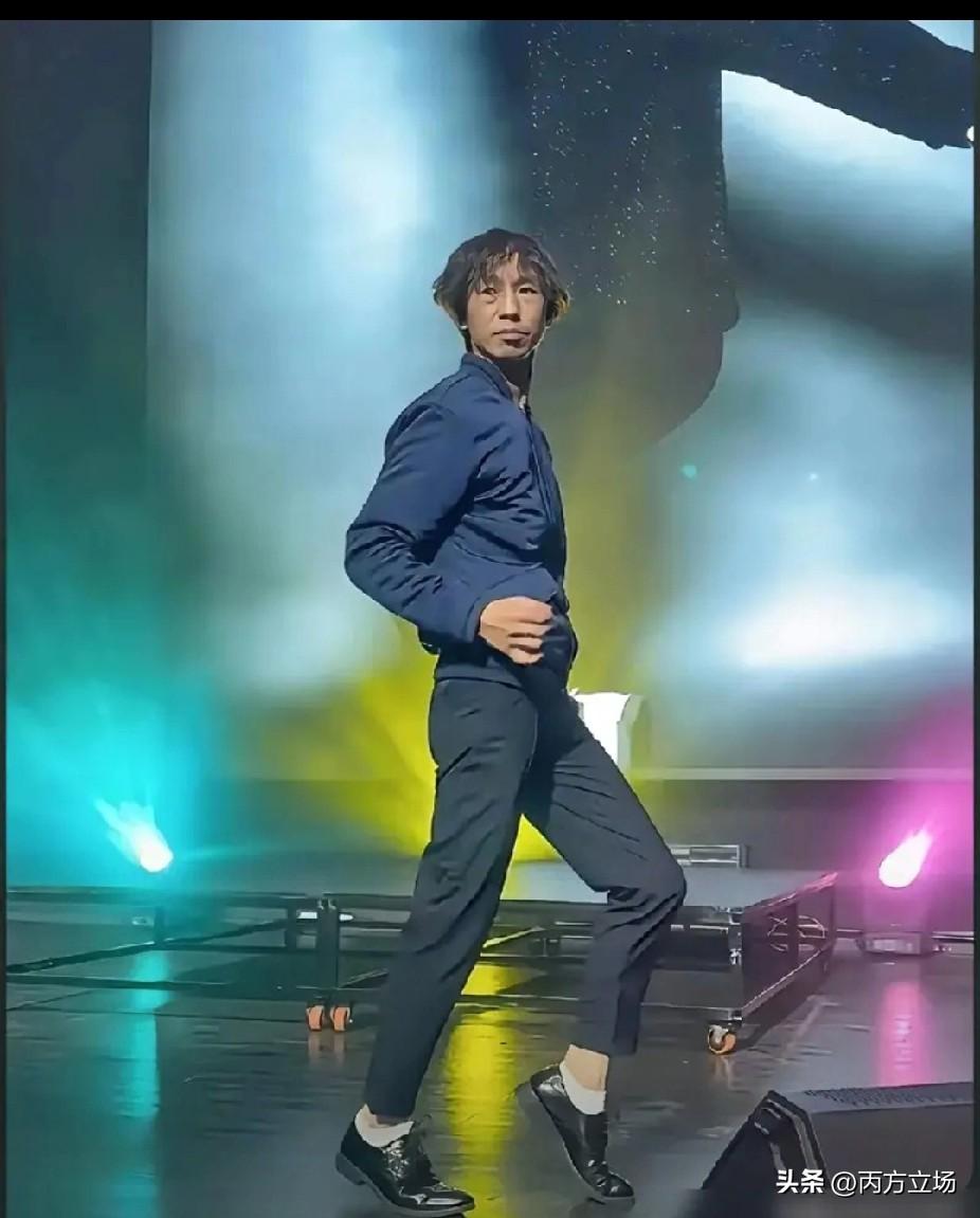 庞麦郎VS华晨宇。国际巨星庞麦郎这波操作真是把流量玩明白了！他前脚转发李荣浩维权