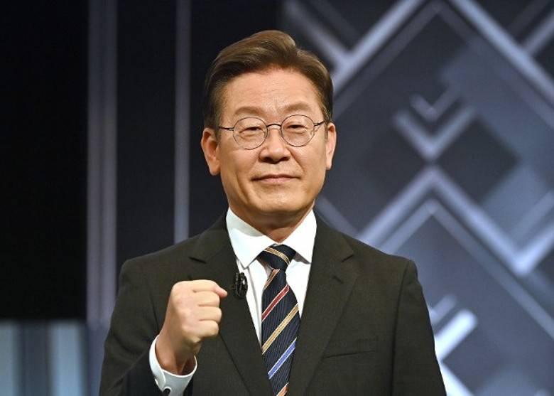 21日，韩国总统李在明表示，即使本国军力位居全球前列，但仍有人抱“屈从心态”，认