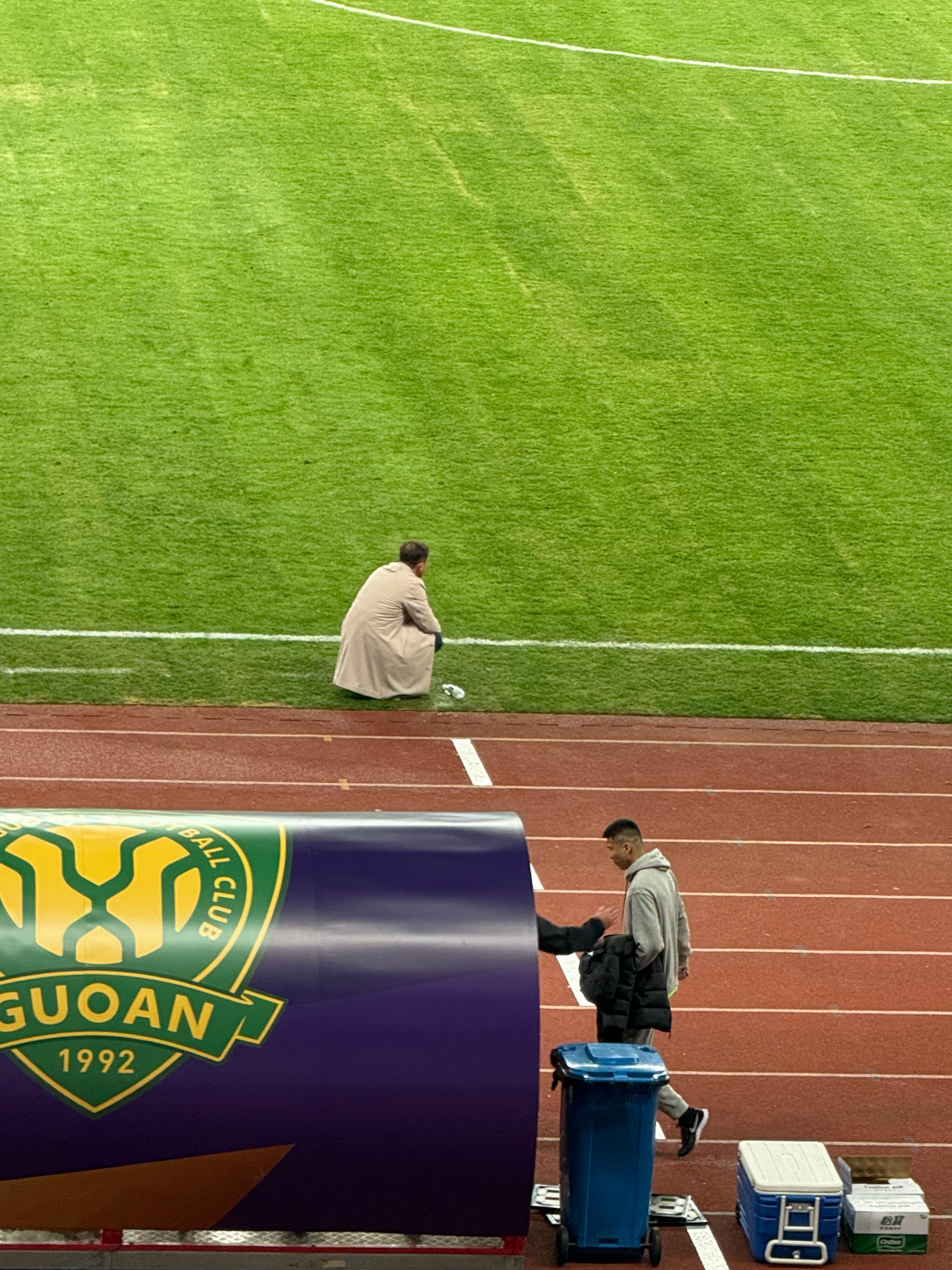 上半场因伤下场的王刚经简单检查后已回到替补席。北京国安足协杯决赛北京国安vs河南